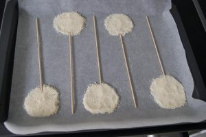 Piruletas de queso al horno