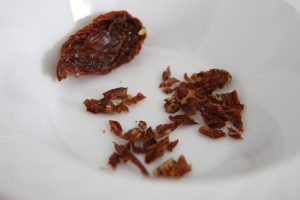 Piruletas de queso con tomate seco