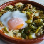 Huevos al plato con provolone y verduritas